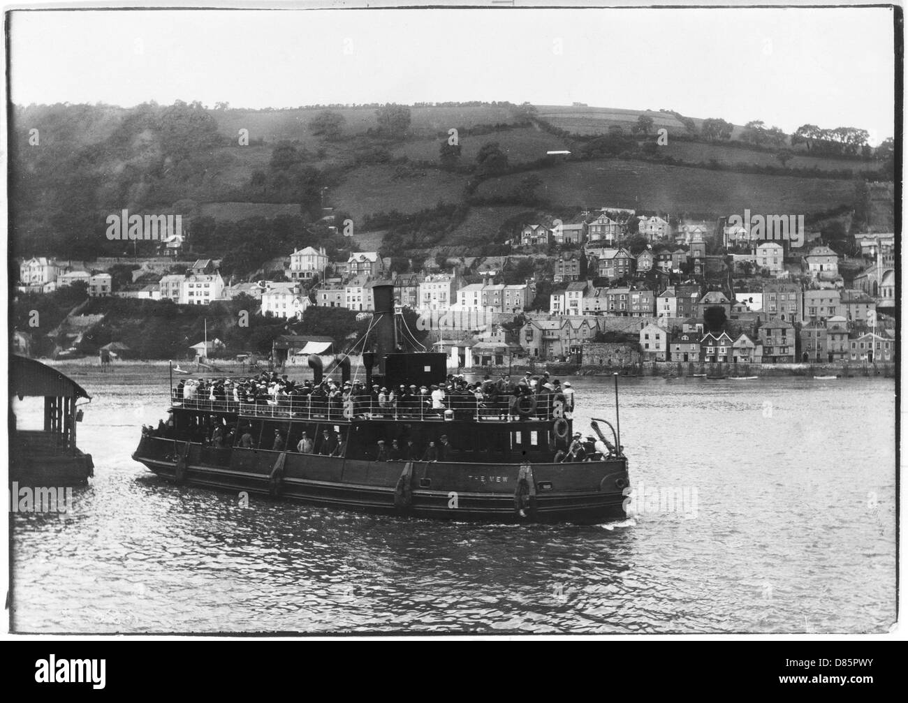 Ferry traversant la rivière Dart à Dartmouth Banque D'Images