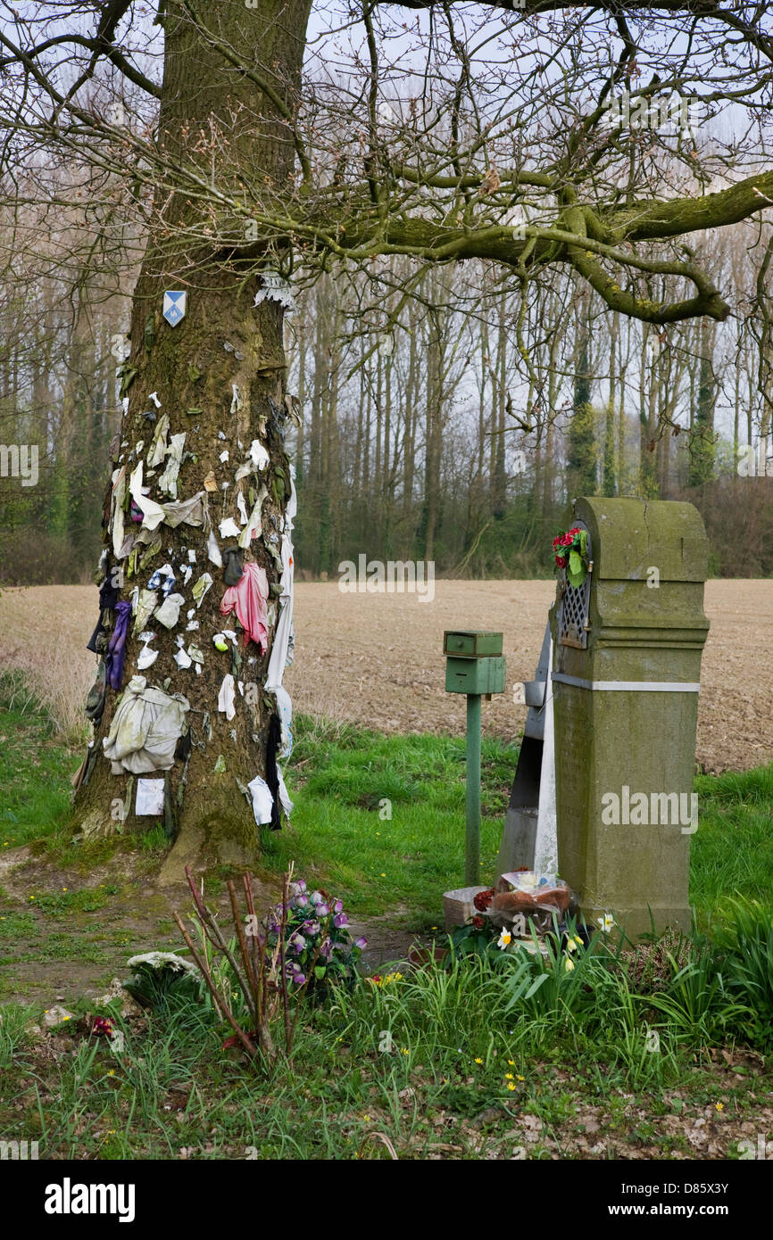 L'arbre à clous, un arbre des désirs belge à Jurbise / Jurbeke, Herchies, Hainaut, Belgique Banque D'Images