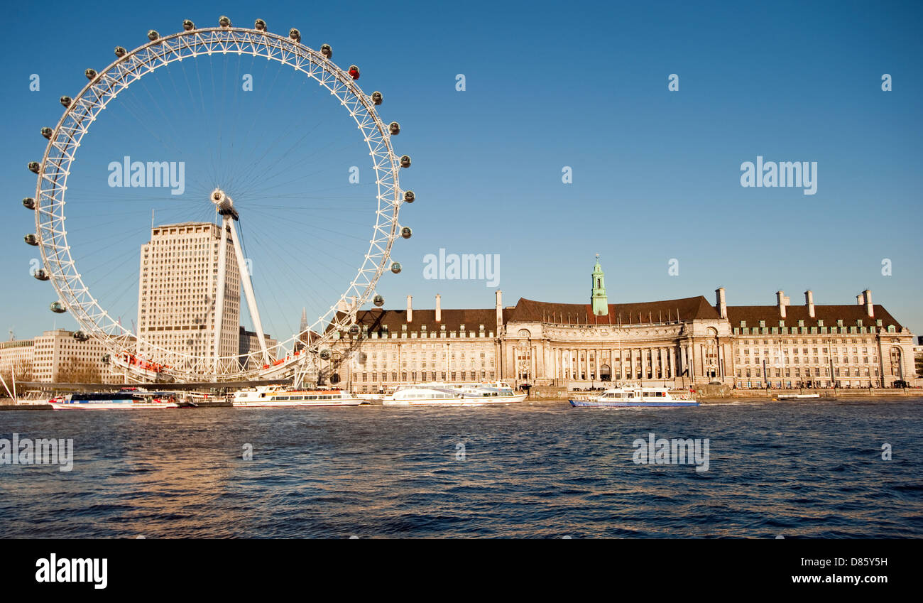 London Eye et le County Hall de la rivière Thames, London England Banque D'Images