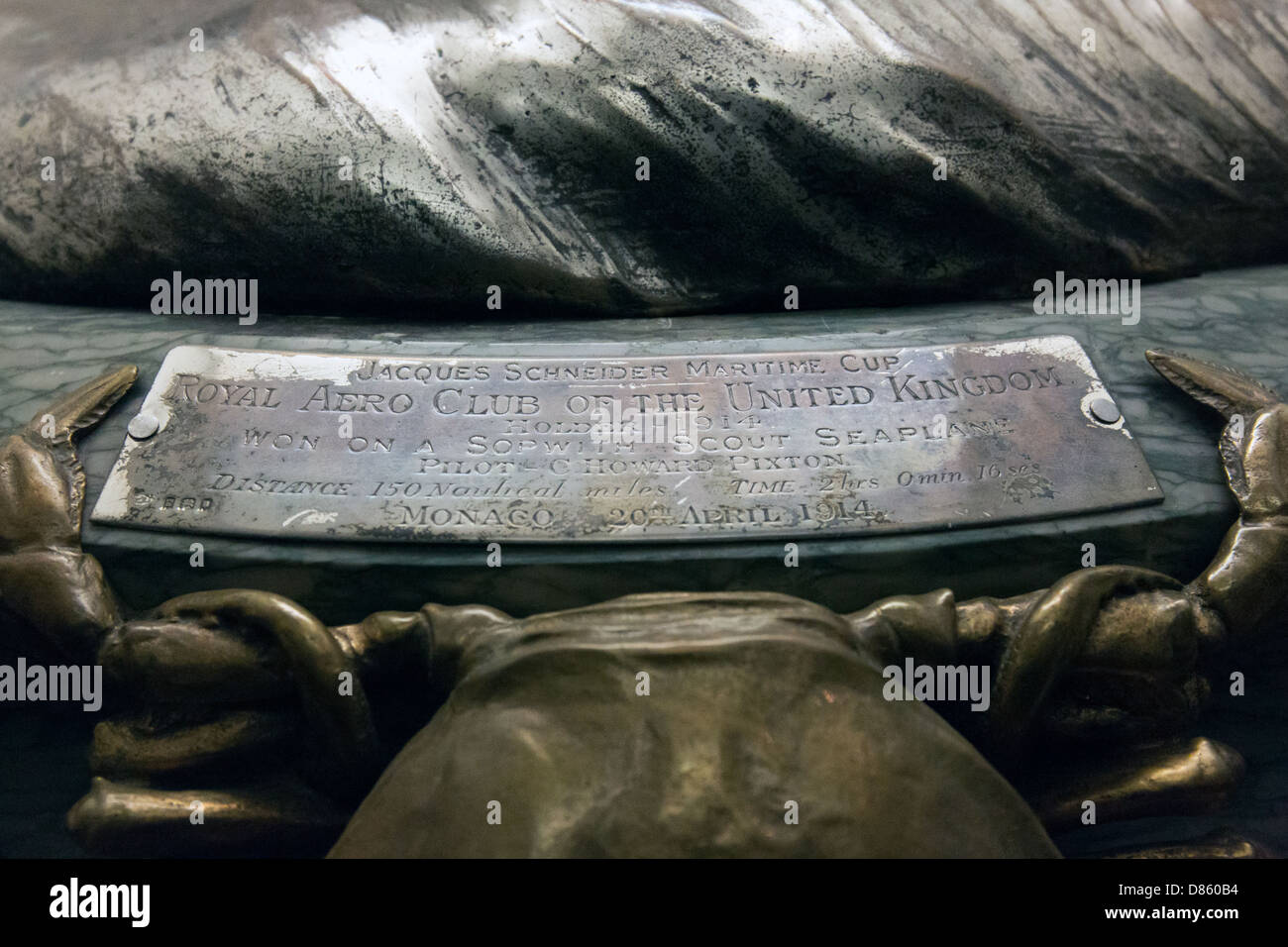 Le Trophée Schneider, un prix de l'aviation pour les records de vitesse d'hydravion, est présenté au Science Museum de Londres. La plaque de trophée, qui fait partie de l'histoire de l'aviation, honore des réalisations importantes en vol, en particulier dans les courses d'hydravions du début du XXe siècle. Banque D'Images