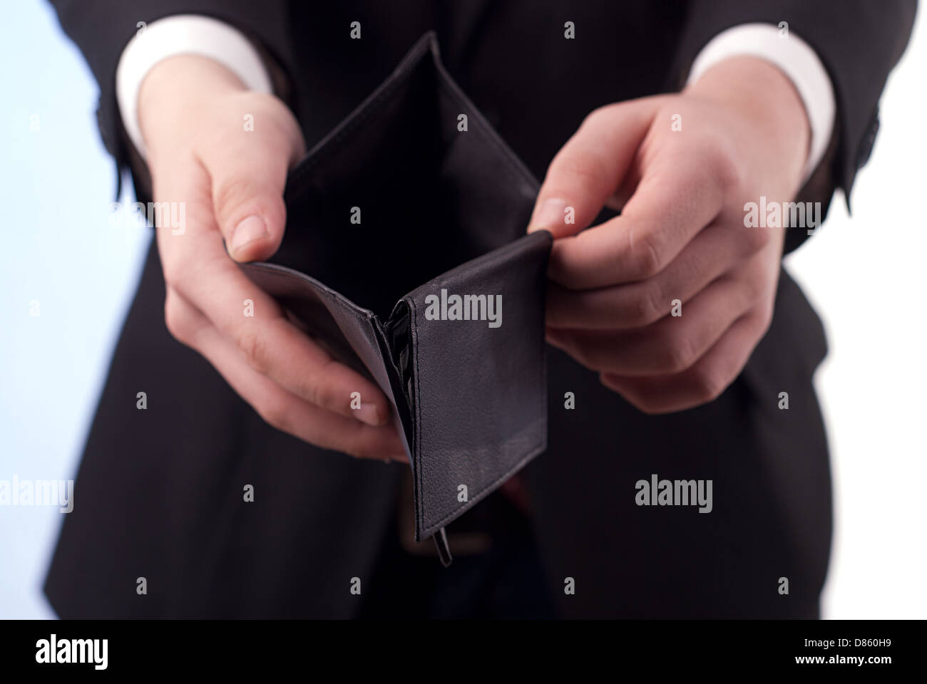 Un homme avec un porte-monnaie vide Banque D'Images