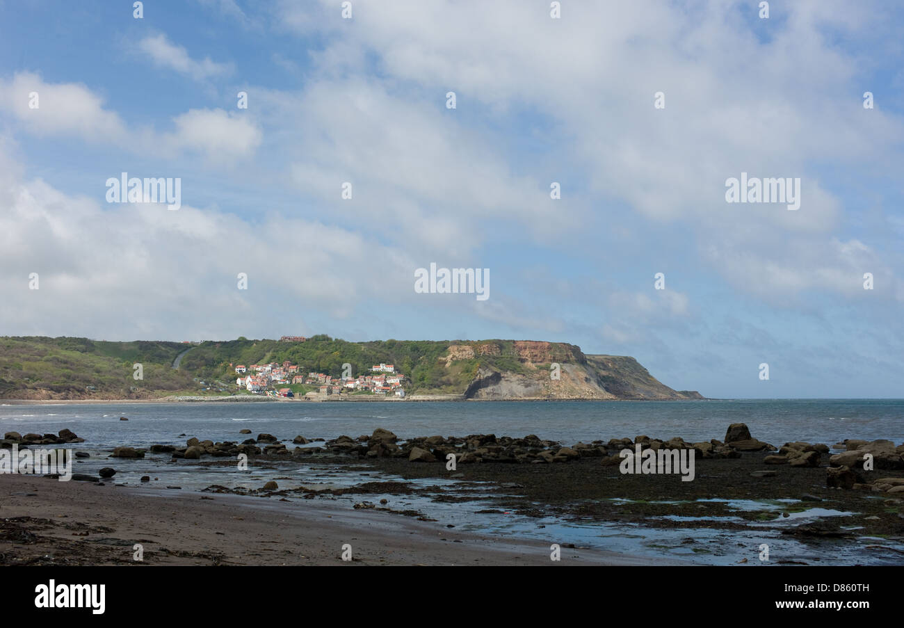 La vue de la plage vers le village de Runswick Bay, North Yorkshire Banque D'Images