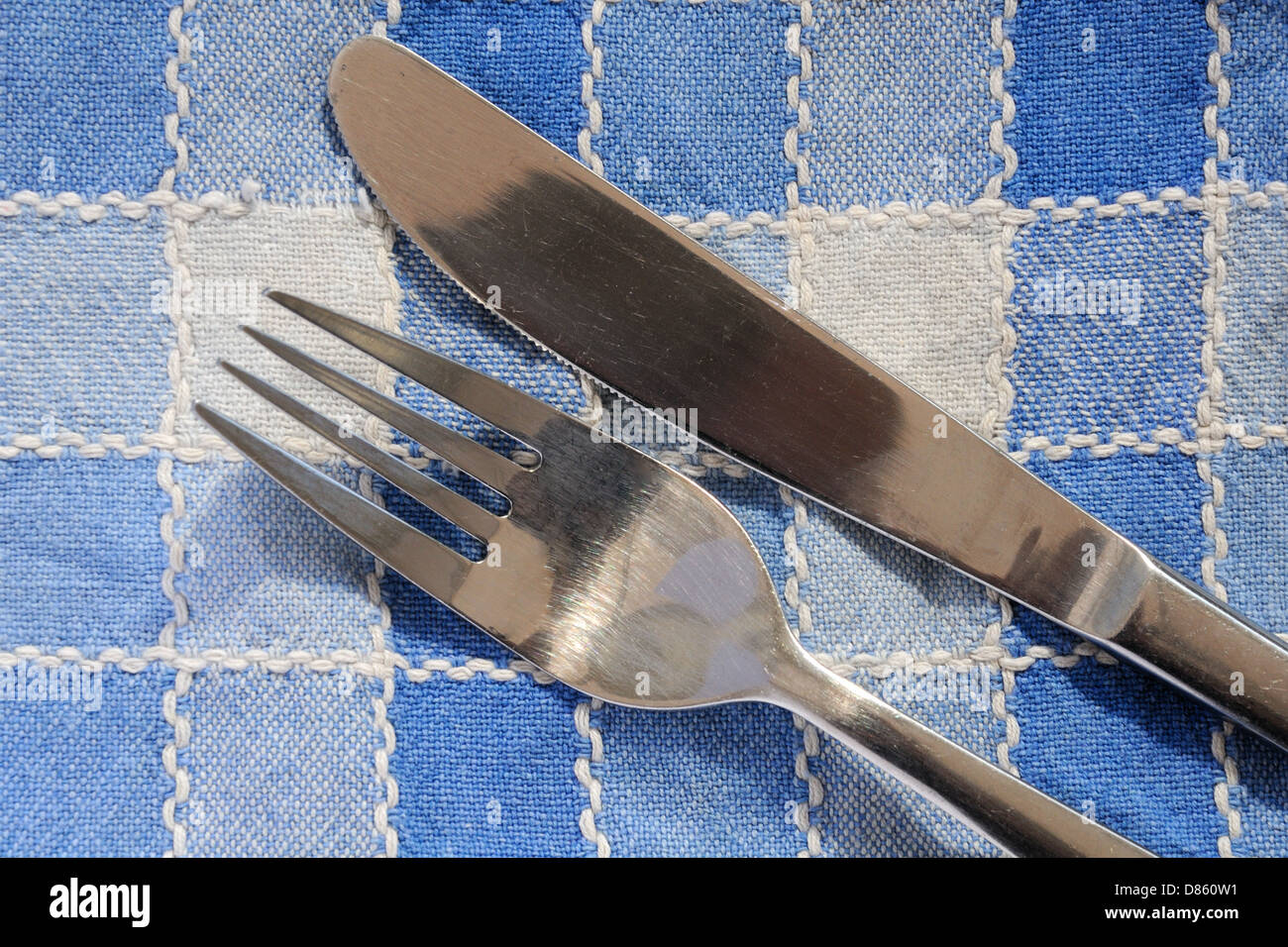 Couteau et fourchette sur tissu bleu Banque D'Images