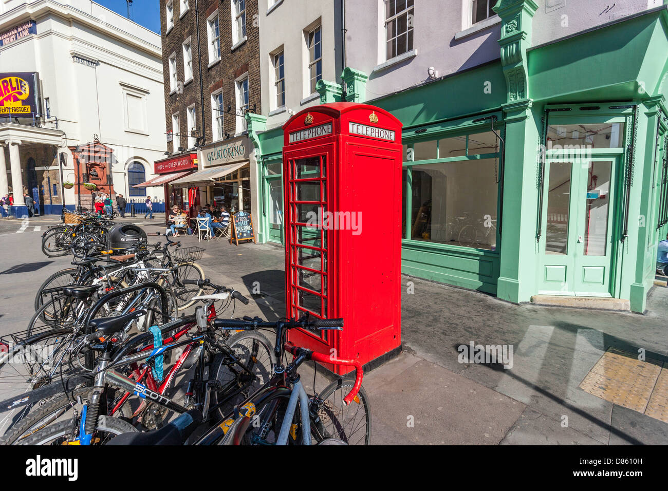 Une cabine téléphonique isolée, Covent Garden, Londres, Angleterre, Royaume-Uni. Banque D'Images