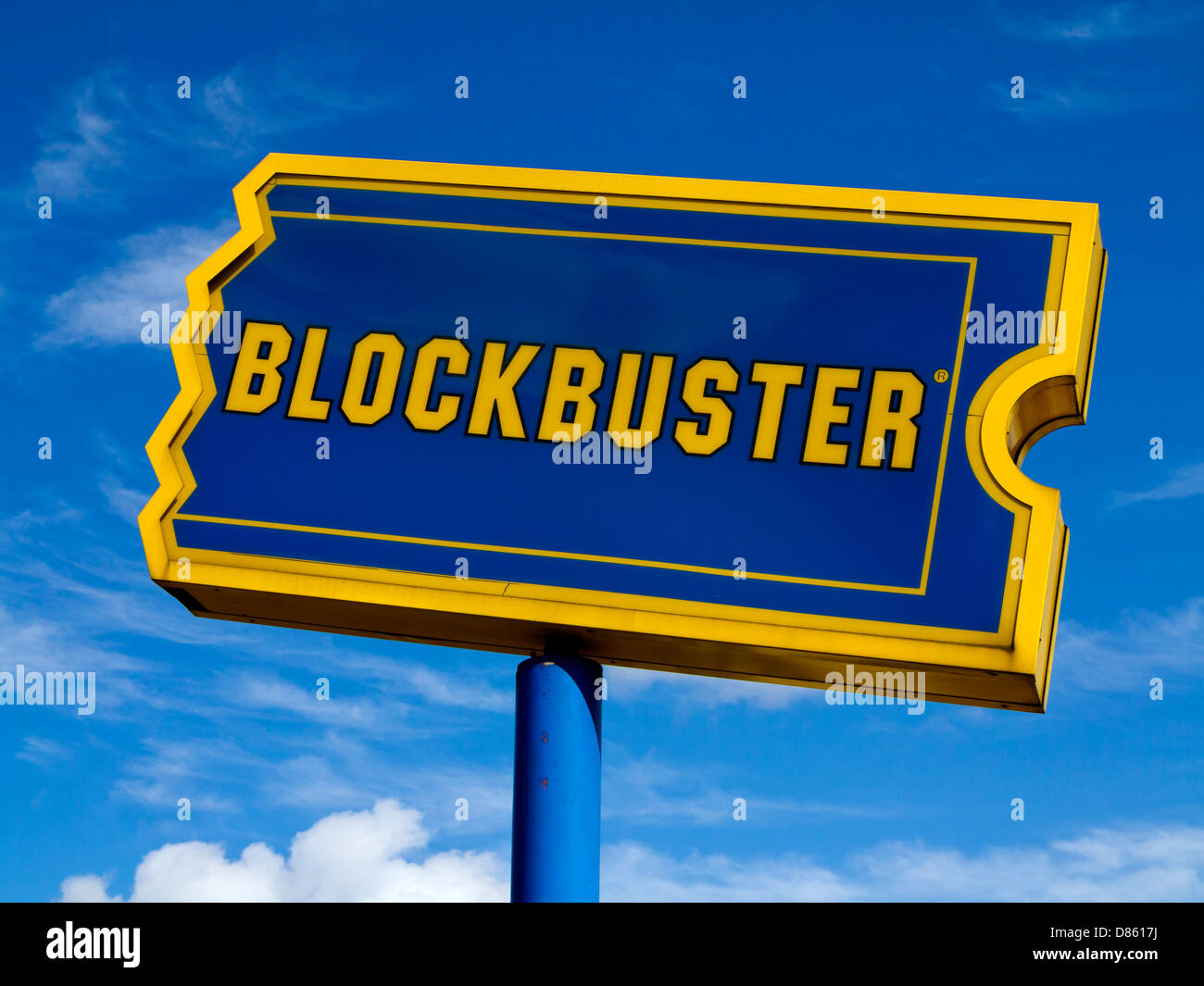 Inscrivez-ahowing Blockbuster logo bleu et jaune à l'extérieur de DVD Blu  Ray et jeux sortie de location au Royaume-Uni Photo Stock - Alamy