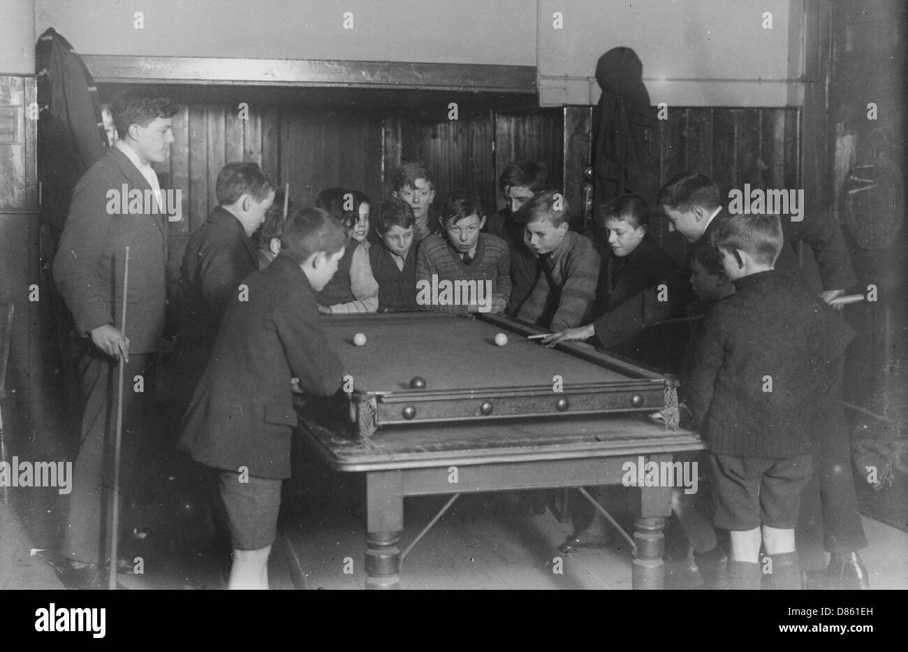 Jeu de snooker du club pour garçons, mars 1929 Banque D'Images