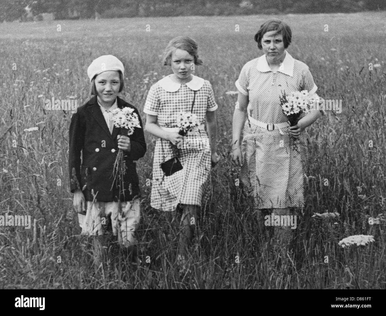 Trois filles avec des fleurs, Box Hill 1936 Banque D'Images