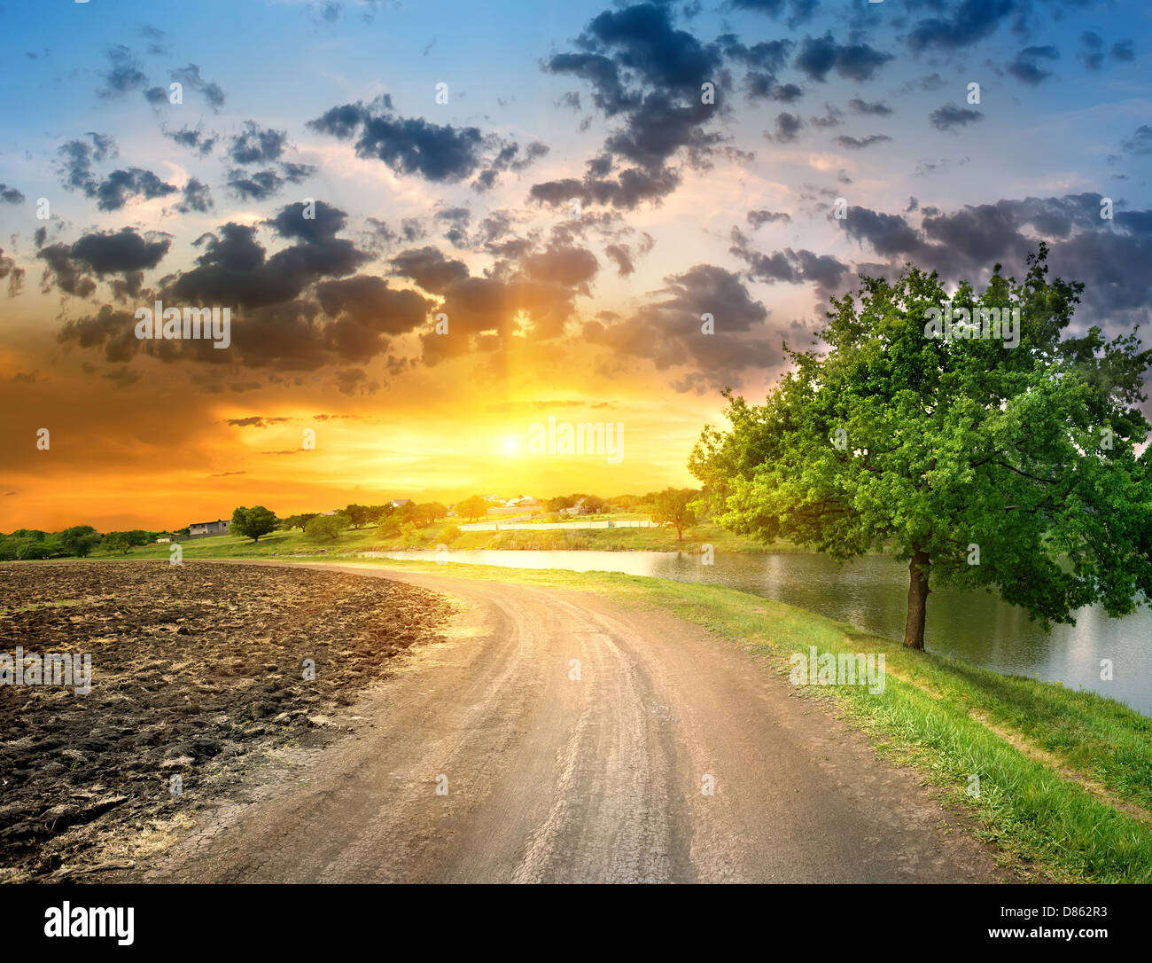 Route de campagne près du lac, dans la soirée Banque D'Images