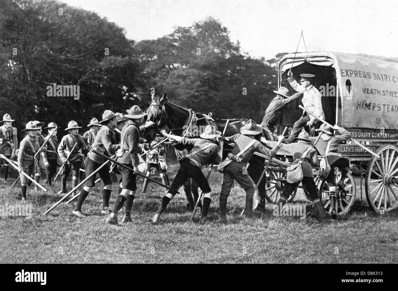 Des scouts de garçon avec une camionnette à Hampstead Heath, Londres Banque D'Images
