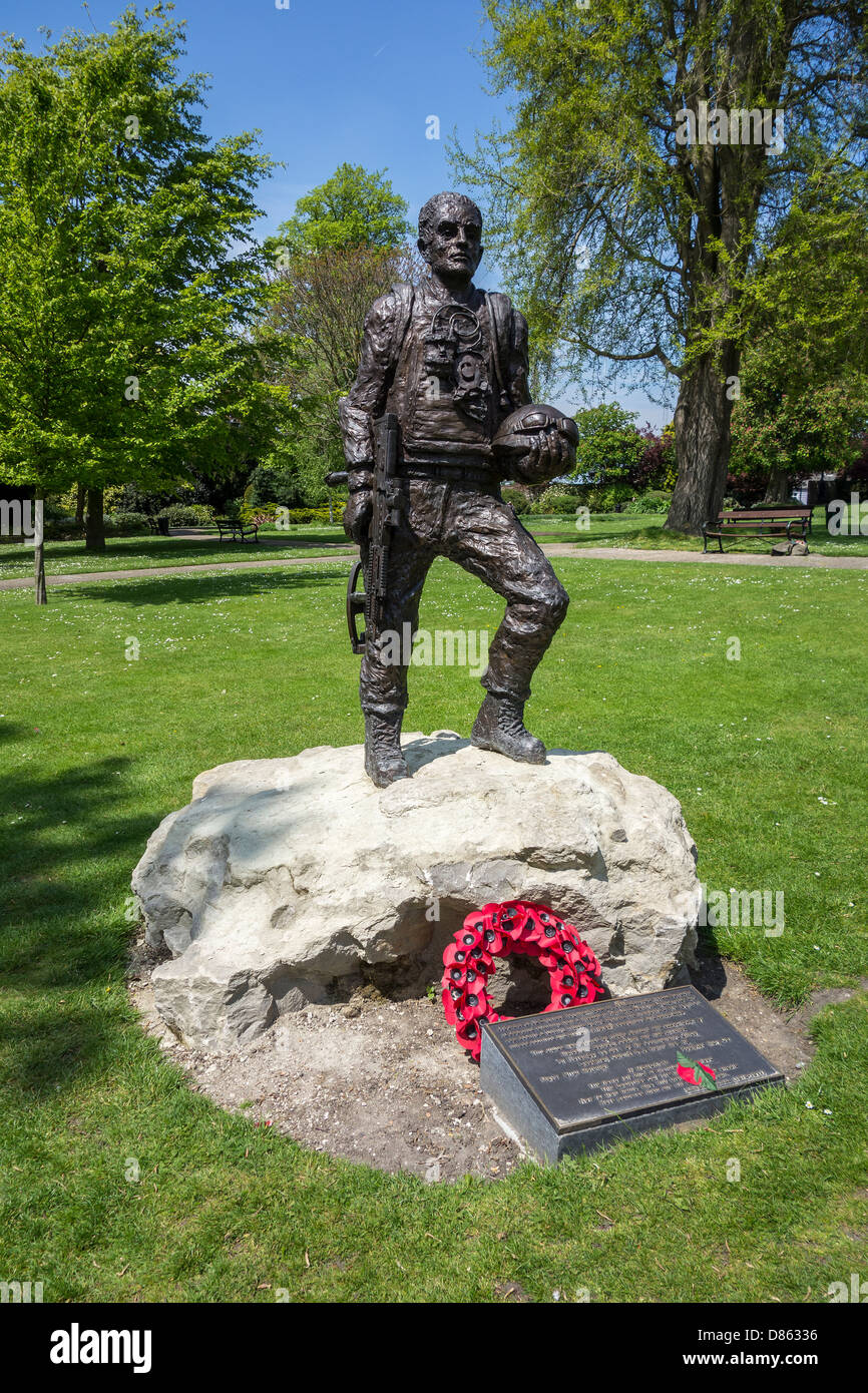 Mémorial à Helmand soldat Afghanstan 36 e Régiment du génie de Maidstone. Brenchley Gardens Maidstone. Peut-sculpteur Cox Banque D'Images