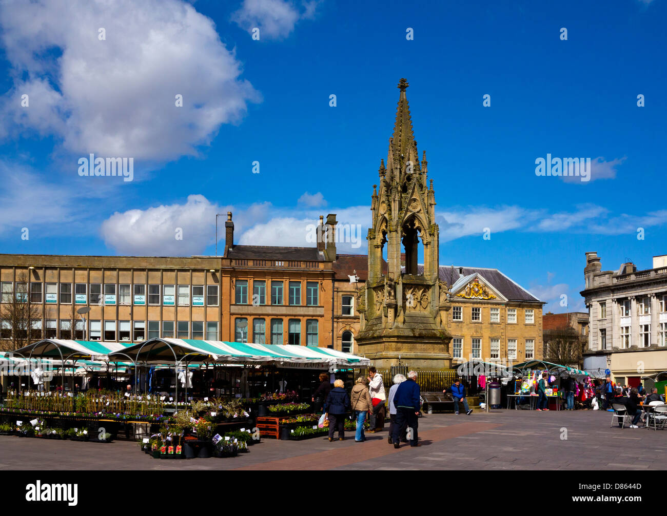 Le marché à Mansfield Nottinghamshire England UK avec le monument important dans le Bentinck entre Banque D'Images