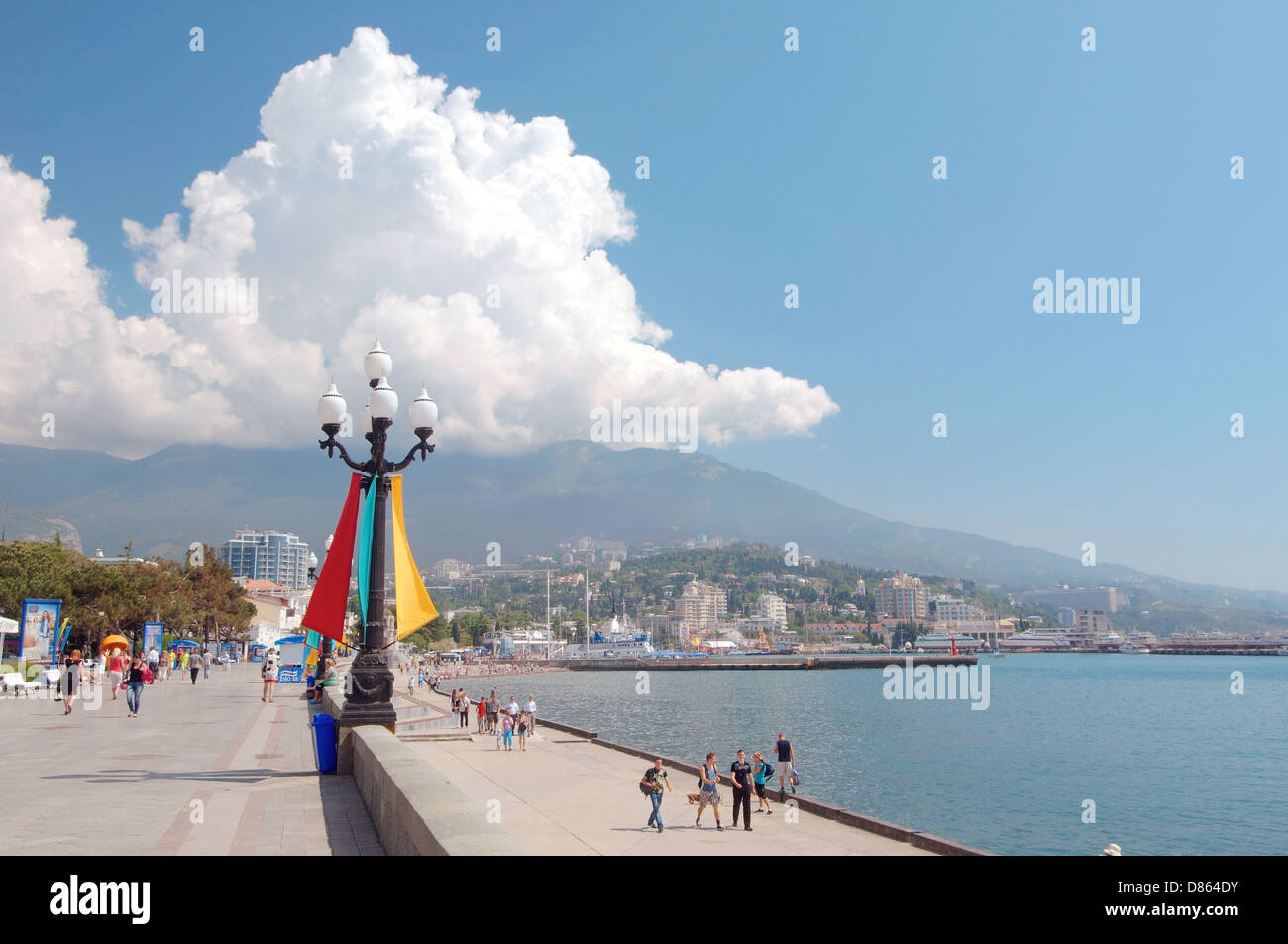 Les gens marchent le long de la promenade de Yalta, Crimée, Ukraine, Europe de l'Est Banque D'Images