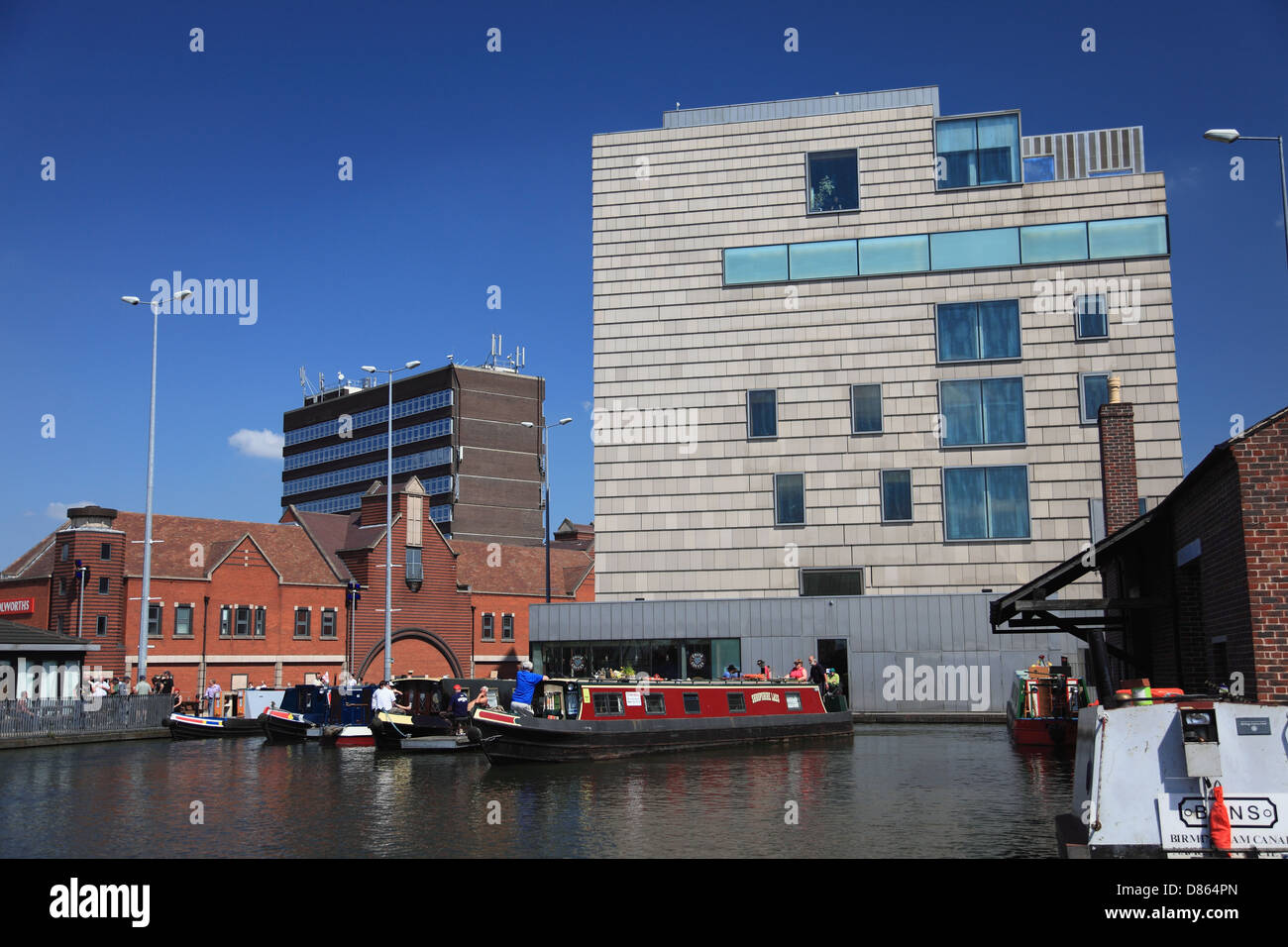 Le bassin de la ville de Walsall Walsall le bras de canal avec la New Art Gallery Walsall sur la droite Banque D'Images