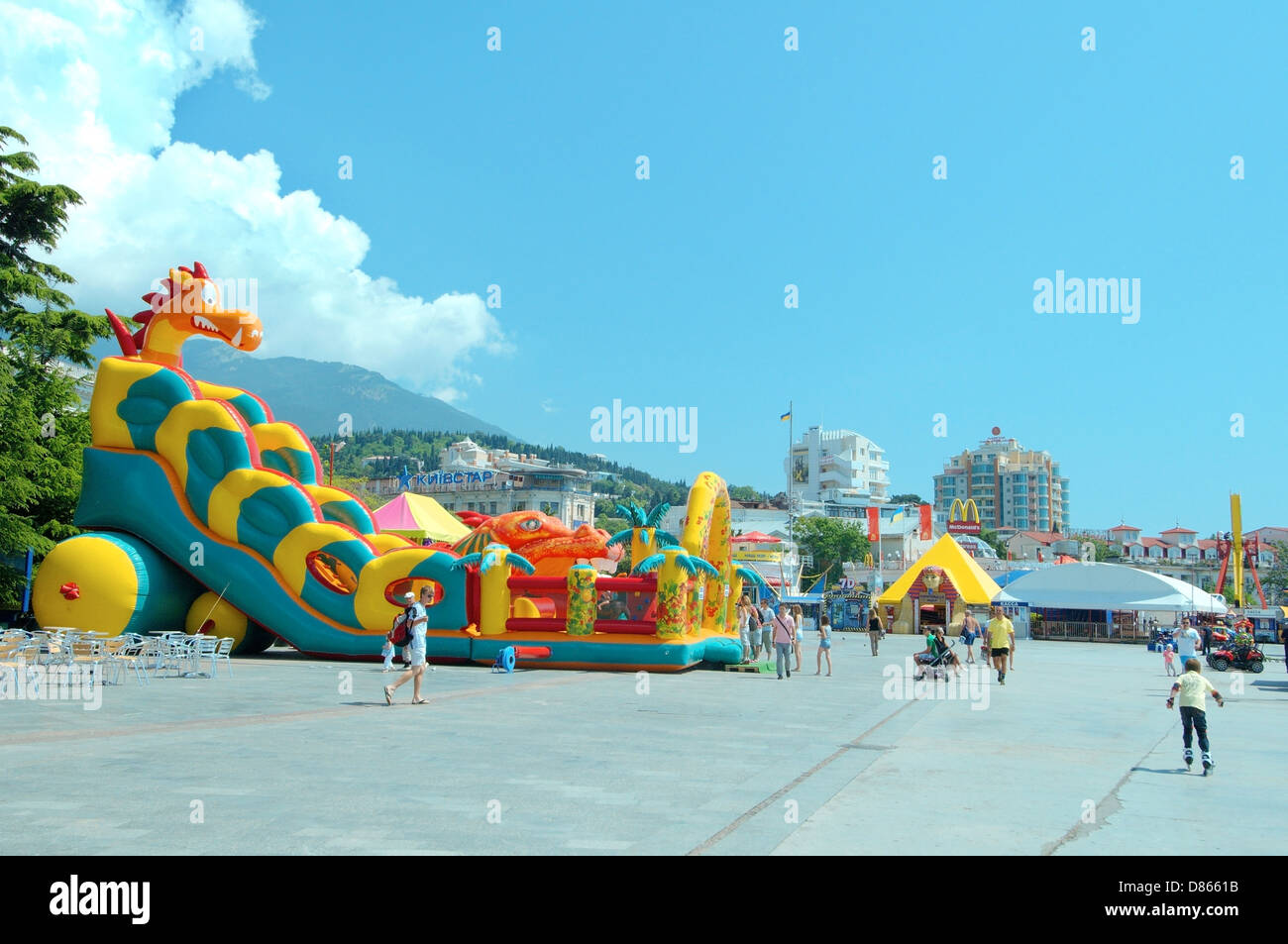 Jeux pour enfants sur le front de mer de Yalta, Crimée, Ukraine, Europe de l'Est Banque D'Images