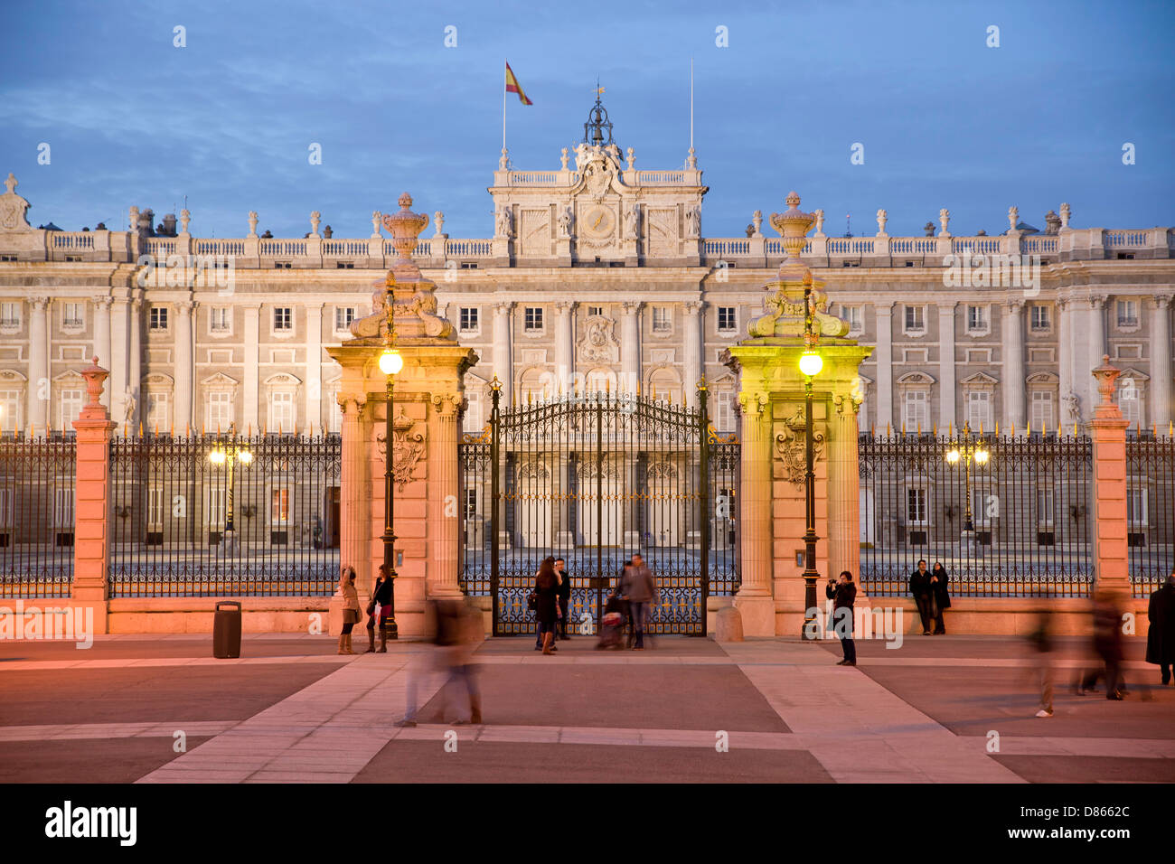 Allumé le Palacio Real et la Plaza de la Armeria de nuit, le palais des rois dans la capitale espagnole Madrid, Spain, Europe Banque D'Images