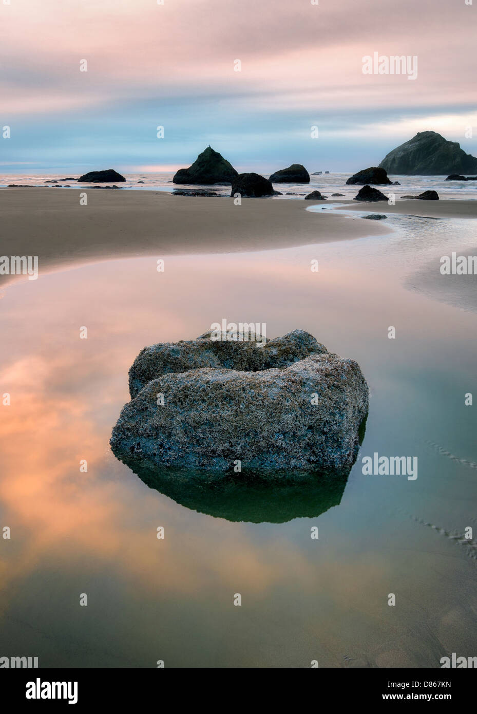 Marée basse extérieure et le coucher du soleil. Bandon, Oregon. Banque D'Images