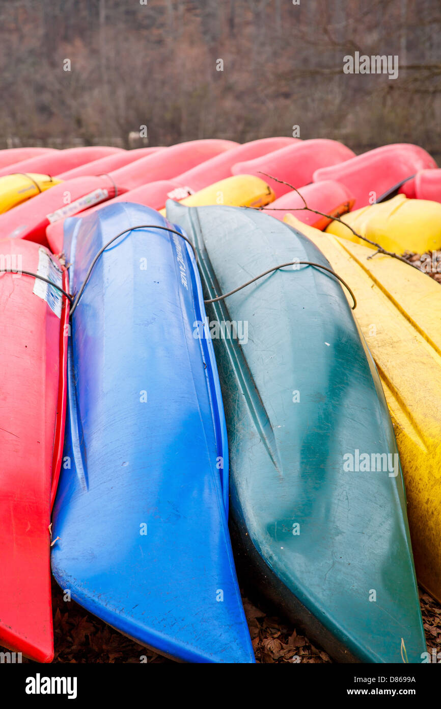 De nombreux canots de couleur sur le bord d'une rivière pour les vacances Banque D'Images