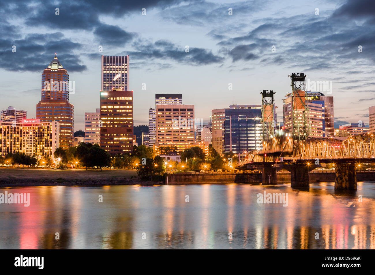 Skyline de Portland, Oregon sur le fleuve Columbia Banque D'Images