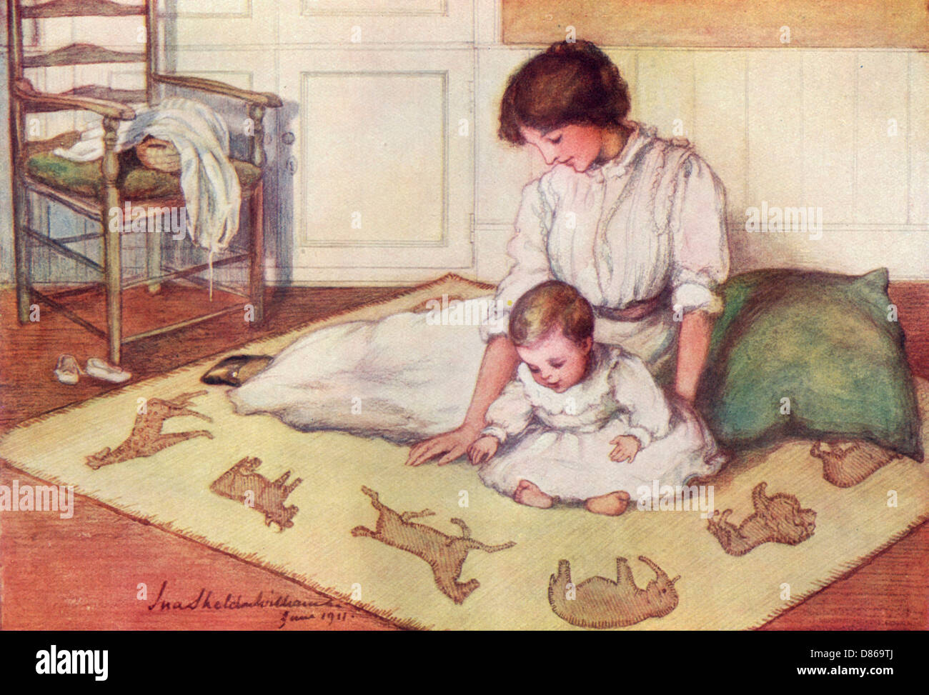 Mère et bébé avec un tapis de rampement Banque D'Images