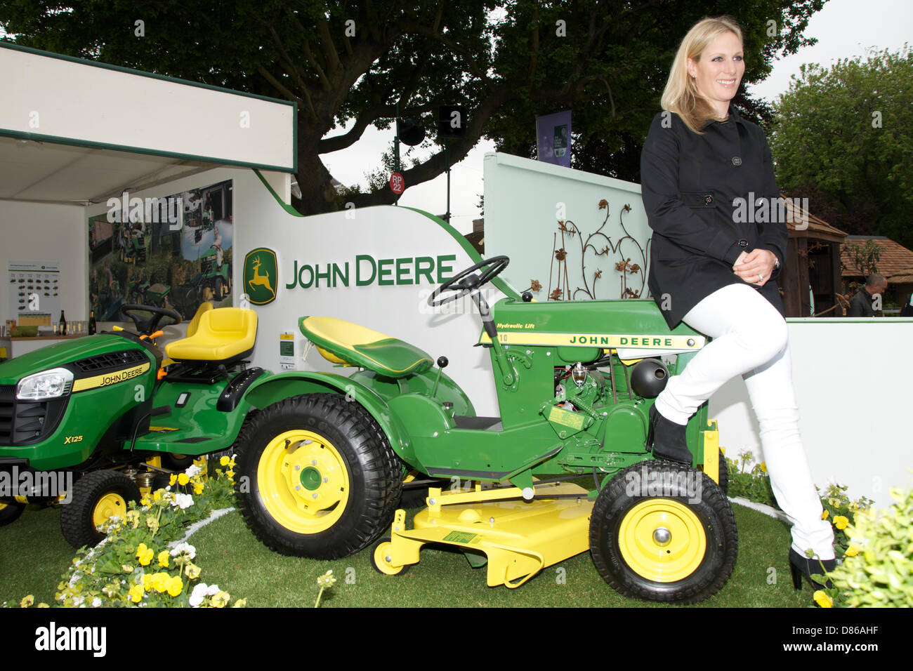 Zara Phillips avec le modèle John Deere fabriqués en 1963 à RHS Chelsea Flower Show, Londres, Royaume-Uni le 20 mai 2013 Journée de la presse. John Deere célèbrent cinquante ans de tracteur tondeuse et la fabrication. Banque D'Images