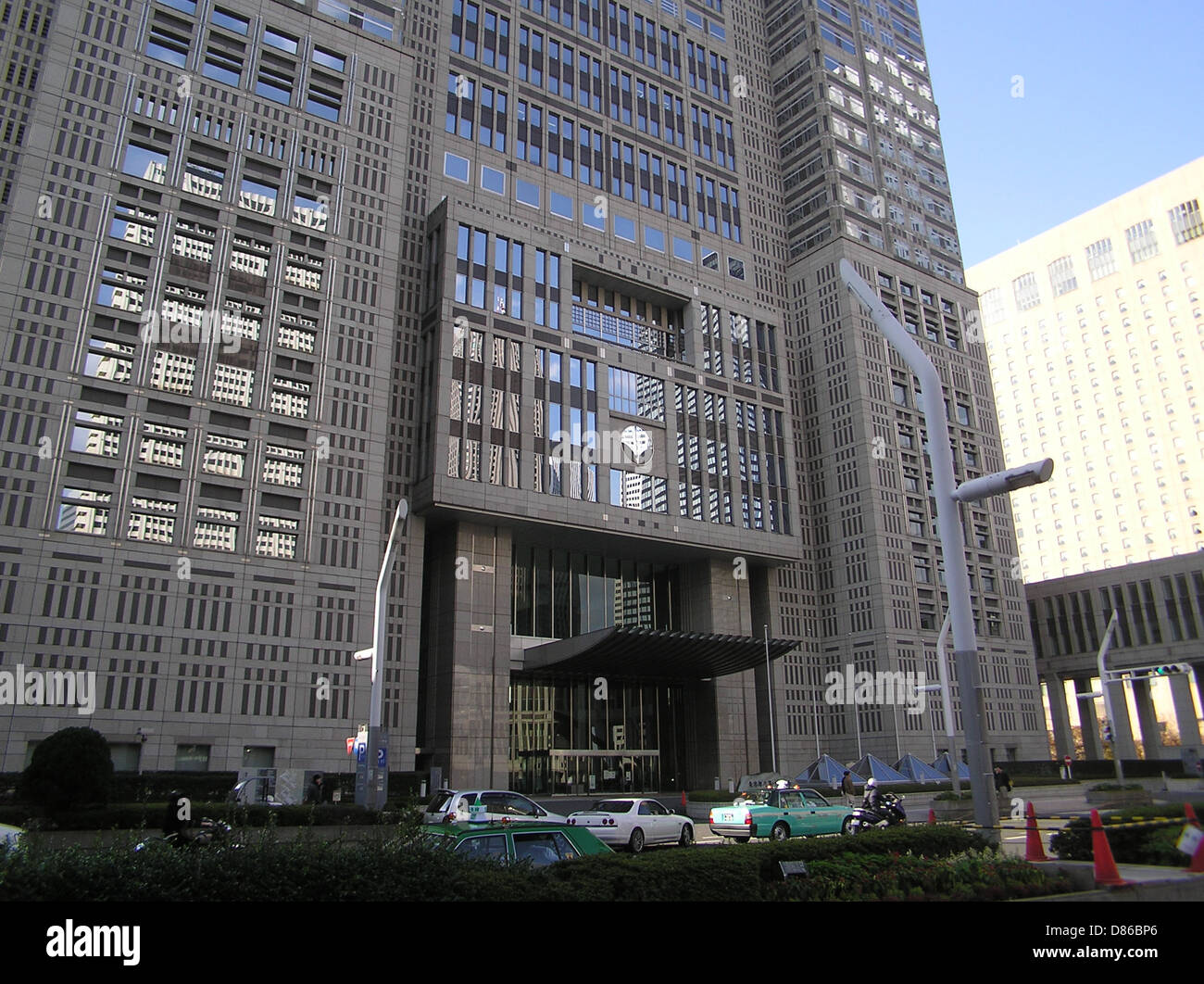 Le Tokyo Metropolitan Government Building, également connu sous le nom de Tocho, est un monument architectural important de Tokyo. Achevé dans les années 1990, il abrite les bureaux du gouvernement de Tokyo et sert de symbole aux fonctions administratives de la ville. Son design unique comprend des tours jumelles et est l'un des plus hauts bâtiments de Tokyo, offrant une vue panoramique sur la ville. Banque D'Images
