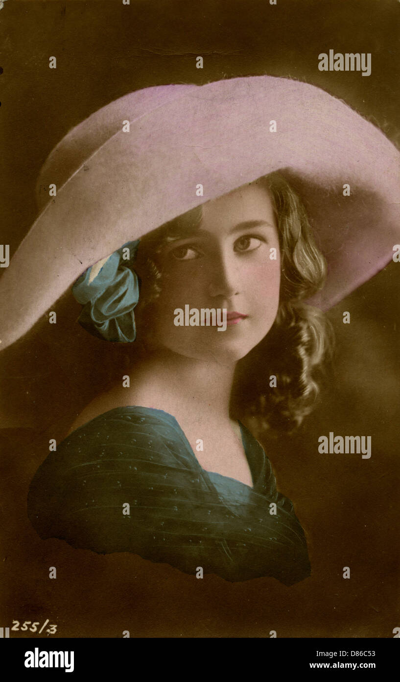 Jeune femme en grand chapeau rose Banque D'Images