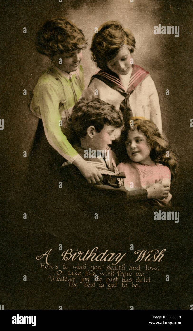Quatre enfants sur une carte postale d'anniversaire Banque D'Images