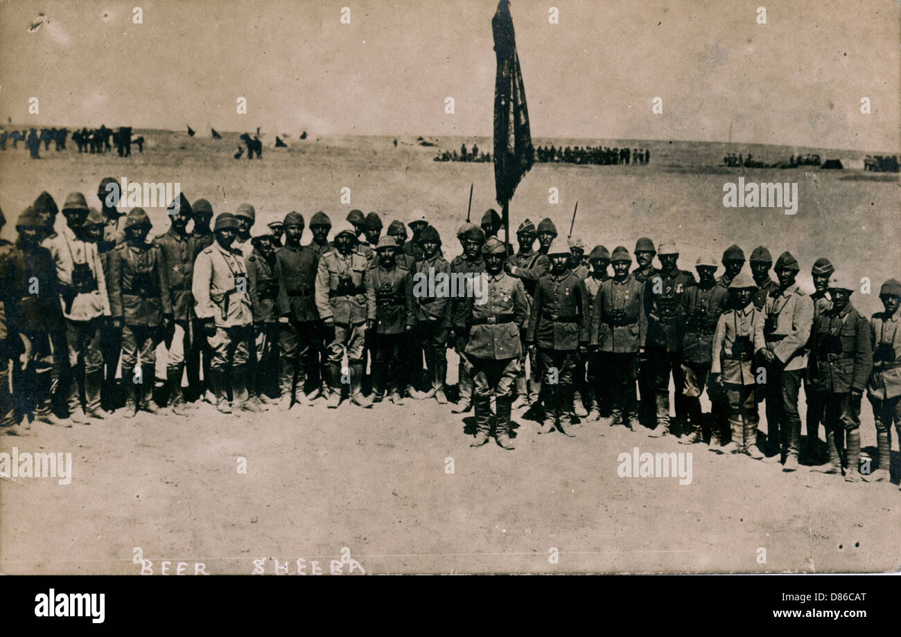 Groupe de soldats avec drapeau, Beersheba, Moyen-Orient Banque D'Images