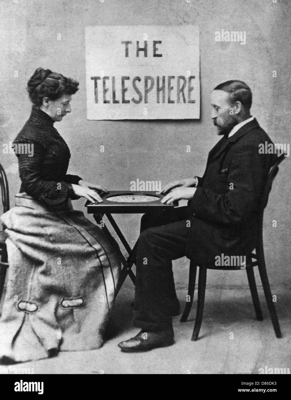 Couple à l'aide d'un Telesphere Banque D'Images