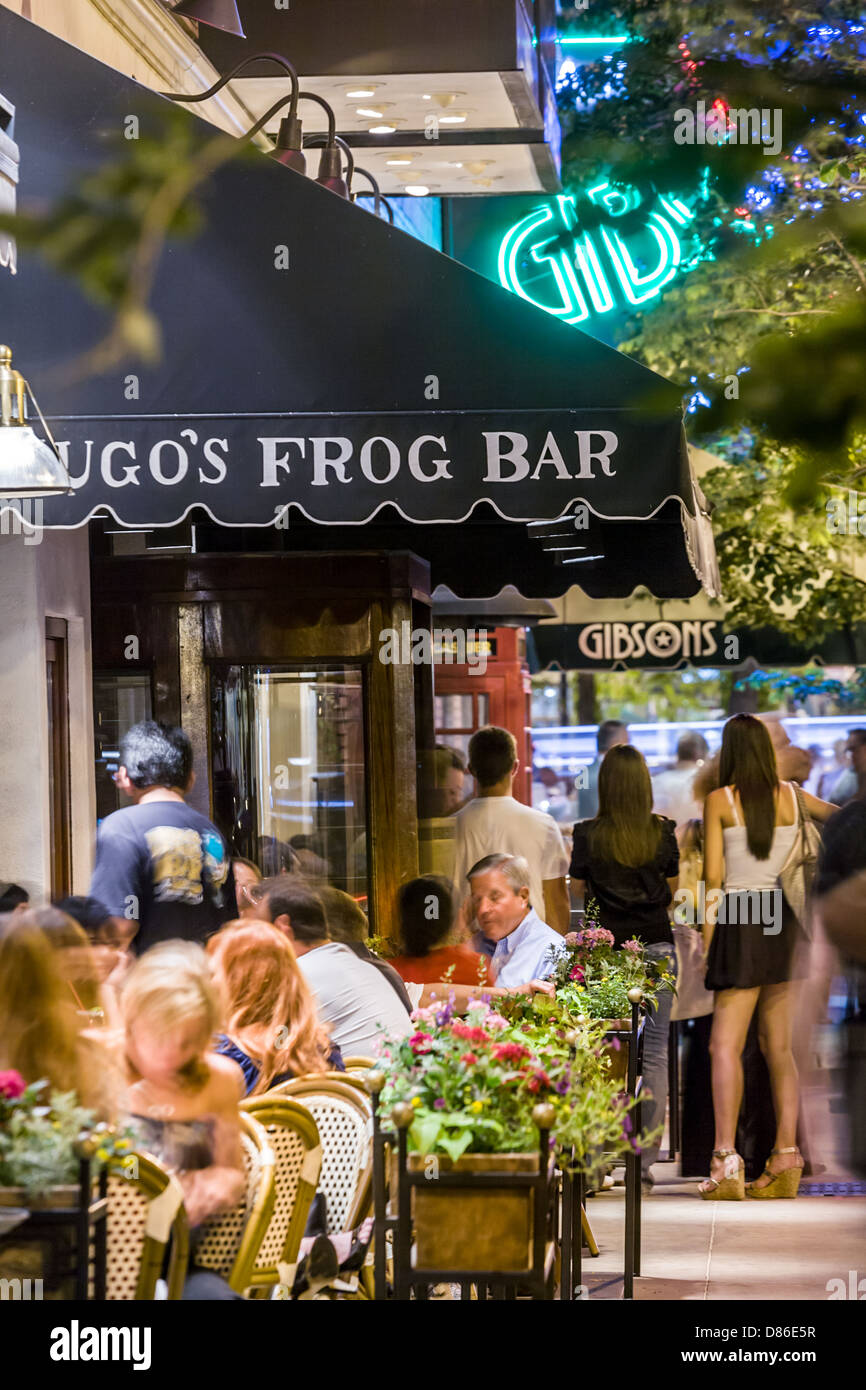 La vie nocturne sur la rue Rush, partie de Gold Coast, Chicago, Illinois Banque D'Images