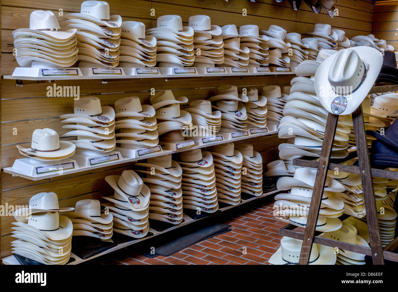 Chapeaux de cow-boy en vente à la boutique de vêtements western Wrangler à Cheyenne, Wyoming Banque D'Images