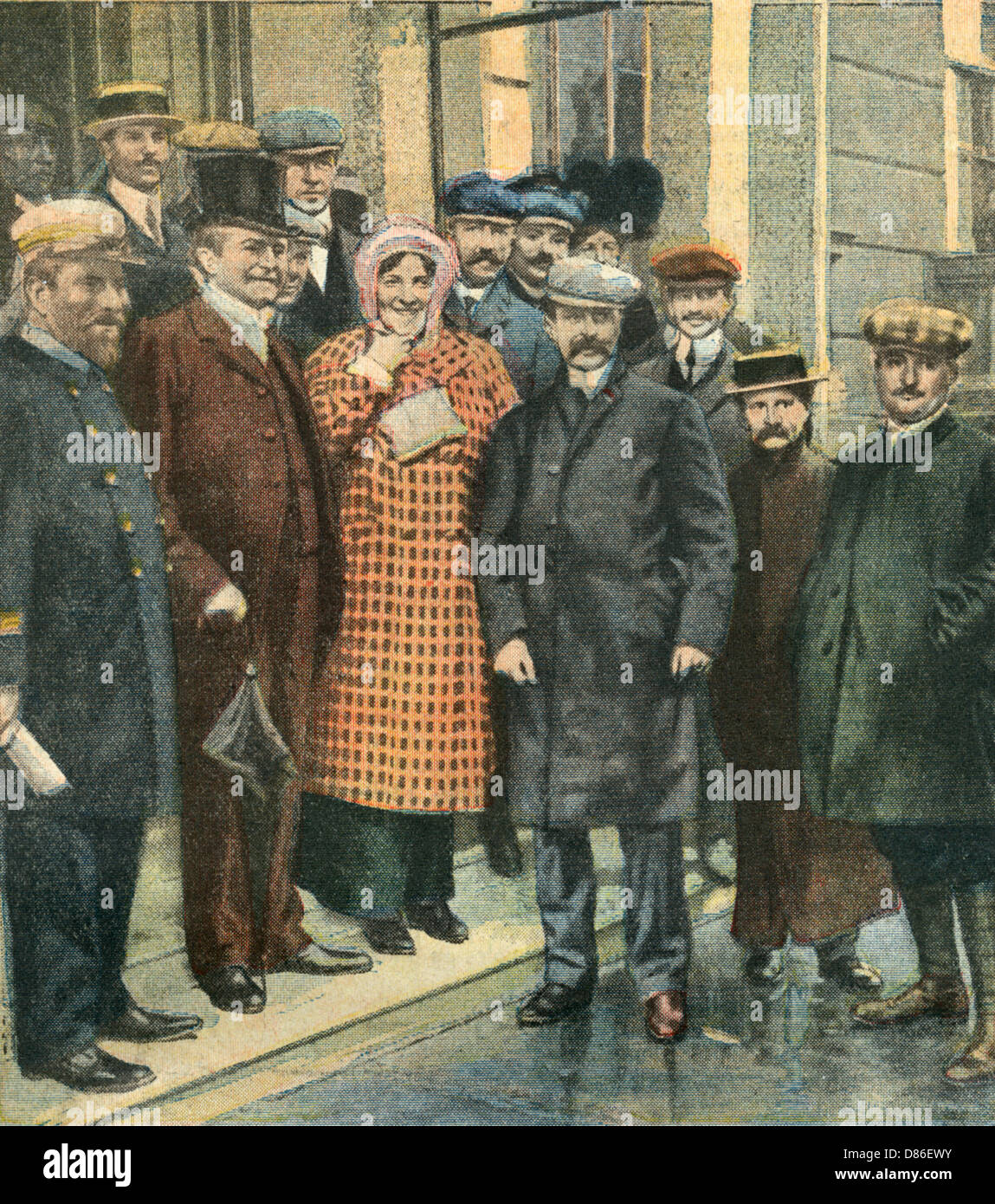 Louis Bleriot avec femme et bien wishers après vol Banque D'Images