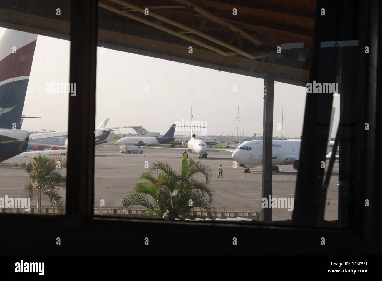 Avions stationnés sur le tarmac de l'aérogare d'aviation à Lagos. Banque D'Images