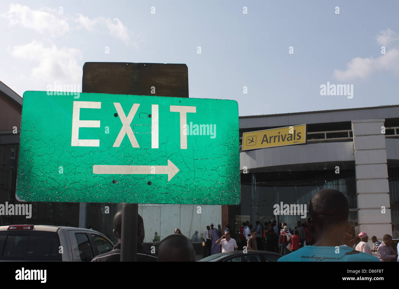 Sortie, la signalisation directionnelle dans le hall des arrivées du terminal domestique 1 Murtala Muhammed, Ikeja, Lagos. Banque D'Images