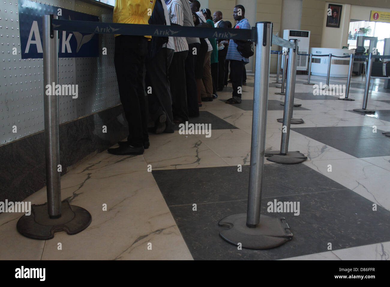 File d'attente des passagers derrière la ceinture escamotable posts dans l'ordre interne de l'aile, l'aéroport de Murtala Muhammed de Lagos ikeja-. Banque D'Images