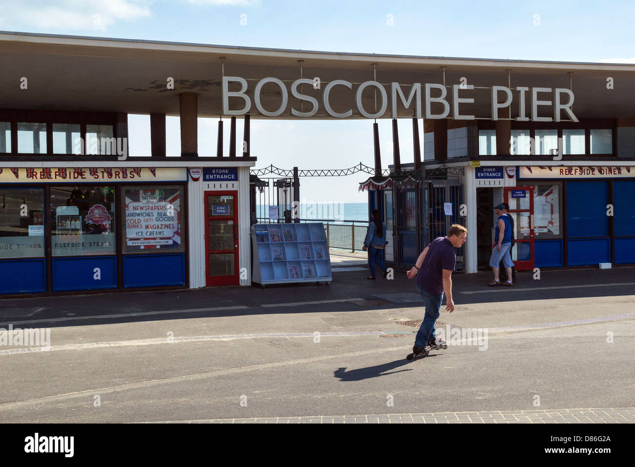 Boscombe Pier Entrée avec roller blader Banque D'Images