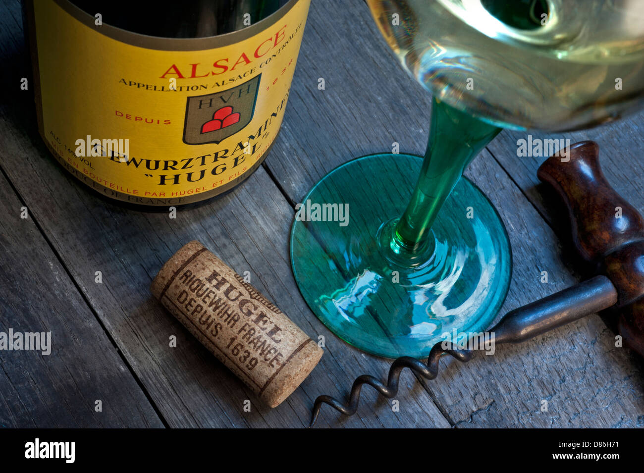 HUGEL Gewurztraminer bouteille de vin blanc verre et liège dans Cellar cave de vinification dégustation de vin situation du producteur renommé 'Hugel' Riquewihr Alsace France Banque D'Images