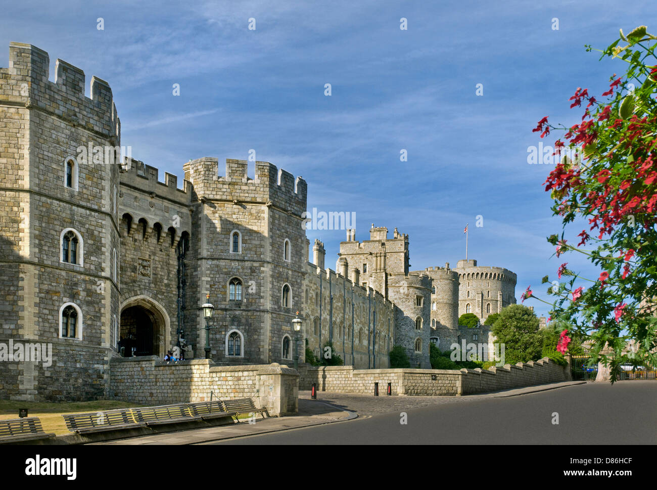 Entrée du château de Windsor avec fleurs en premier plan Royal Windsor Berkshire UK Banque D'Images