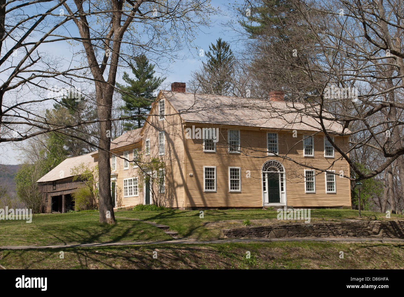 Période coloniale accueil dans la ville historique de Deerfield Au Massachusetts au printemps. Banque D'Images