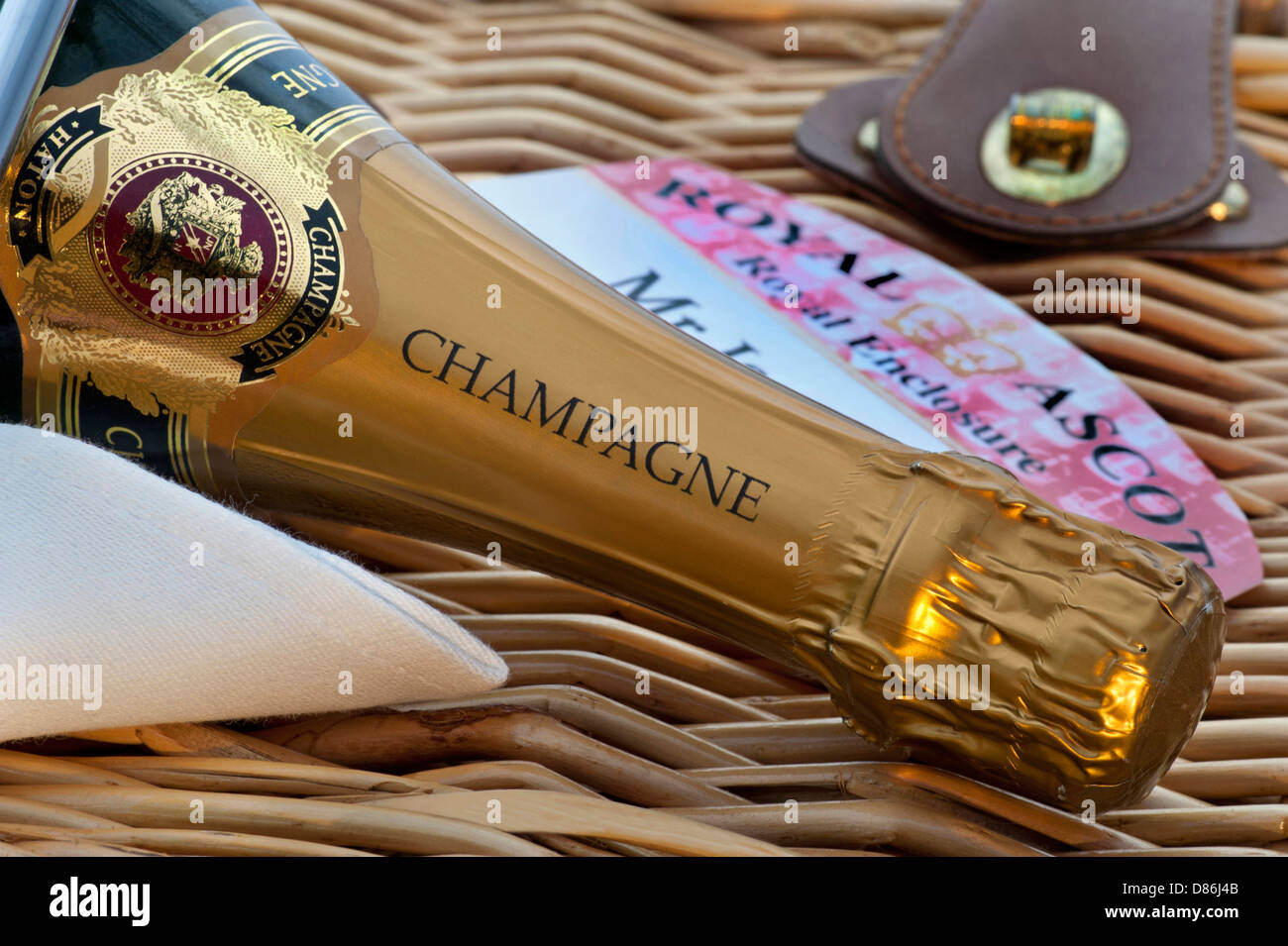 Bouteille de champagne ASCOT sur panier pique-nique en osier avec billet pour l'Ascot Royal Racing Enclosure Banque D'Images