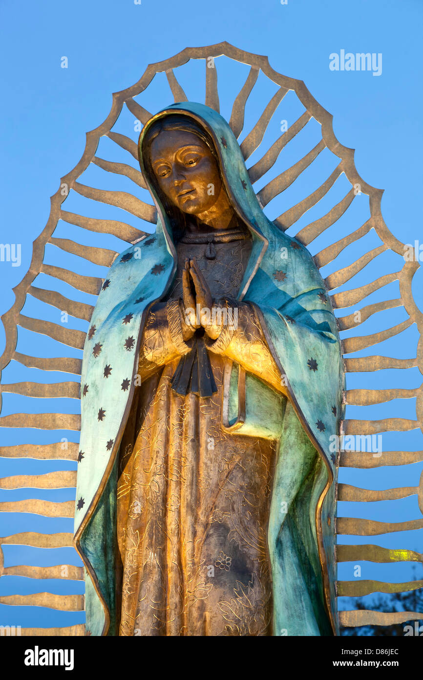 Statue de Notre Dame de Guadalupe, sanctuaire de Guadalupe l'Église (1781), Santa Fe, Nouveau Mexique USA Banque D'Images