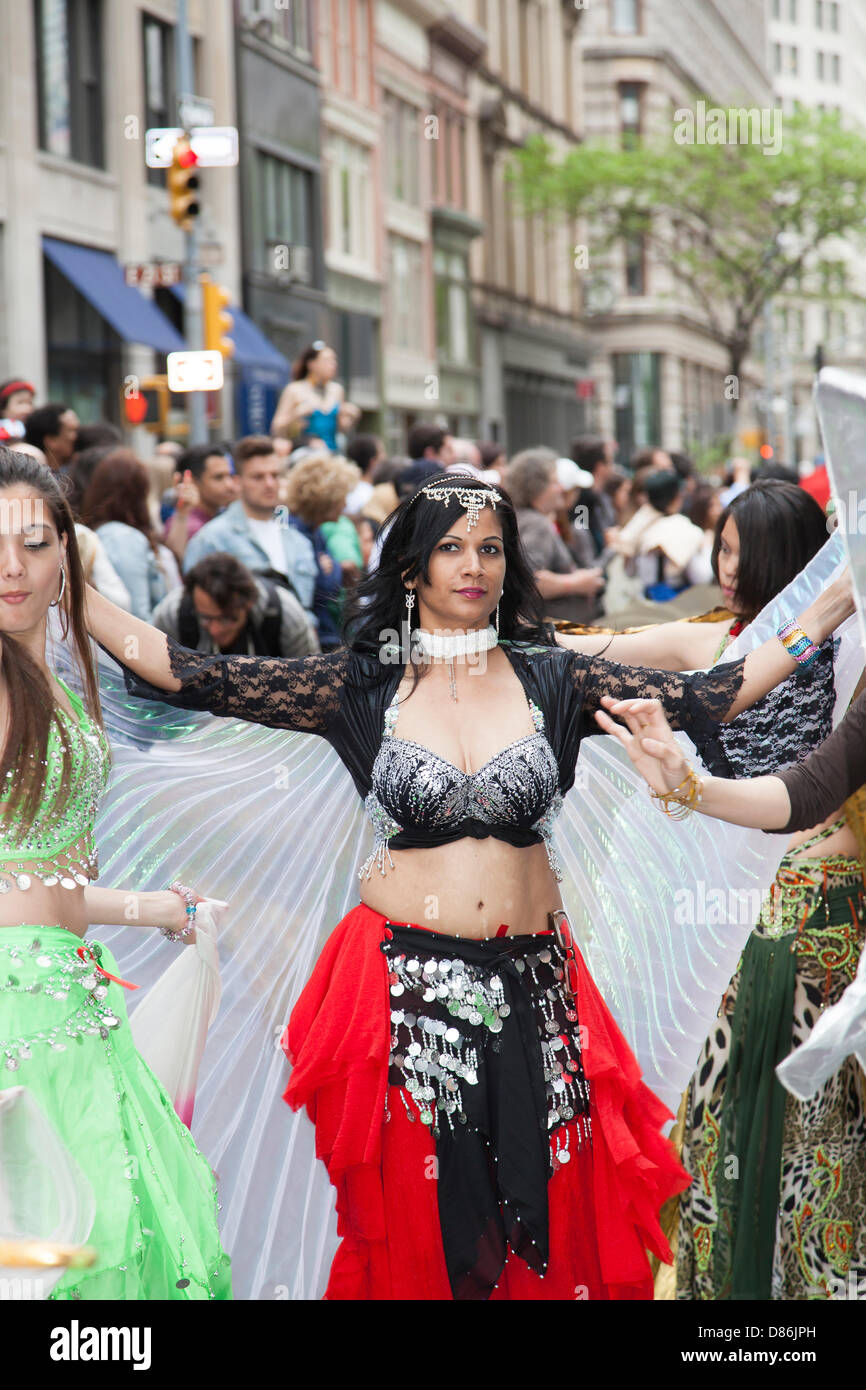 NEW YORK, USA - Mai 18, 2013:Le New York Raqs Sharqi All Stars danses de groupe sur Broadway a Parade de danse 7e de New York Banque D'Images