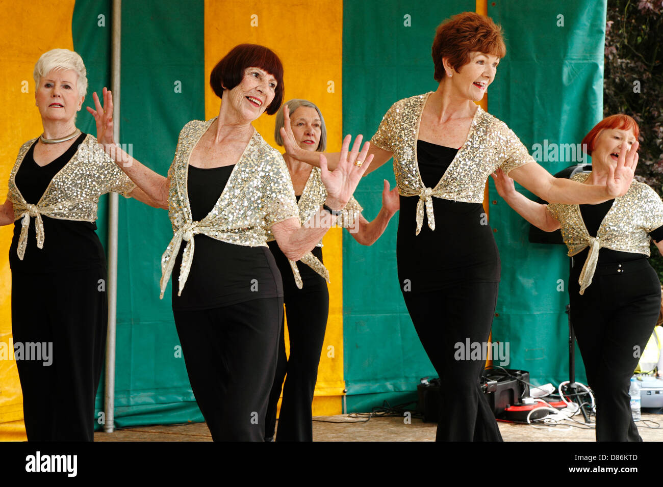 Les femmes mûres danseurs effectuer lors d'une fête locale, 76200, London, UK Banque D'Images