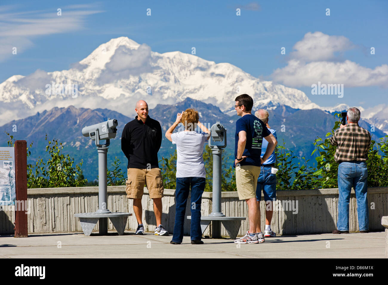 Les touristes voir l'Alaska & Denali Mountain (Mt. McKinley) du point de vue 'Denali sud" George Parks Highway 3, Alaska, USA Banque D'Images