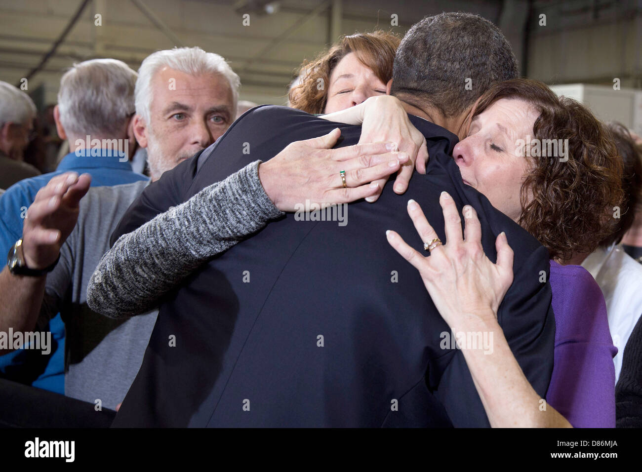 Le président américain Barack Obama hugs Sue Connors et Jane Dougherty, droite, à la suite de son allocution à l'Académie de police de Denver, le 3 avril 2013 à Denver, CO. Les femmes ont perdu leur sœur, Mary, Sherlach dans l'école élémentaire de Sandy Hook fusillades. Banque D'Images