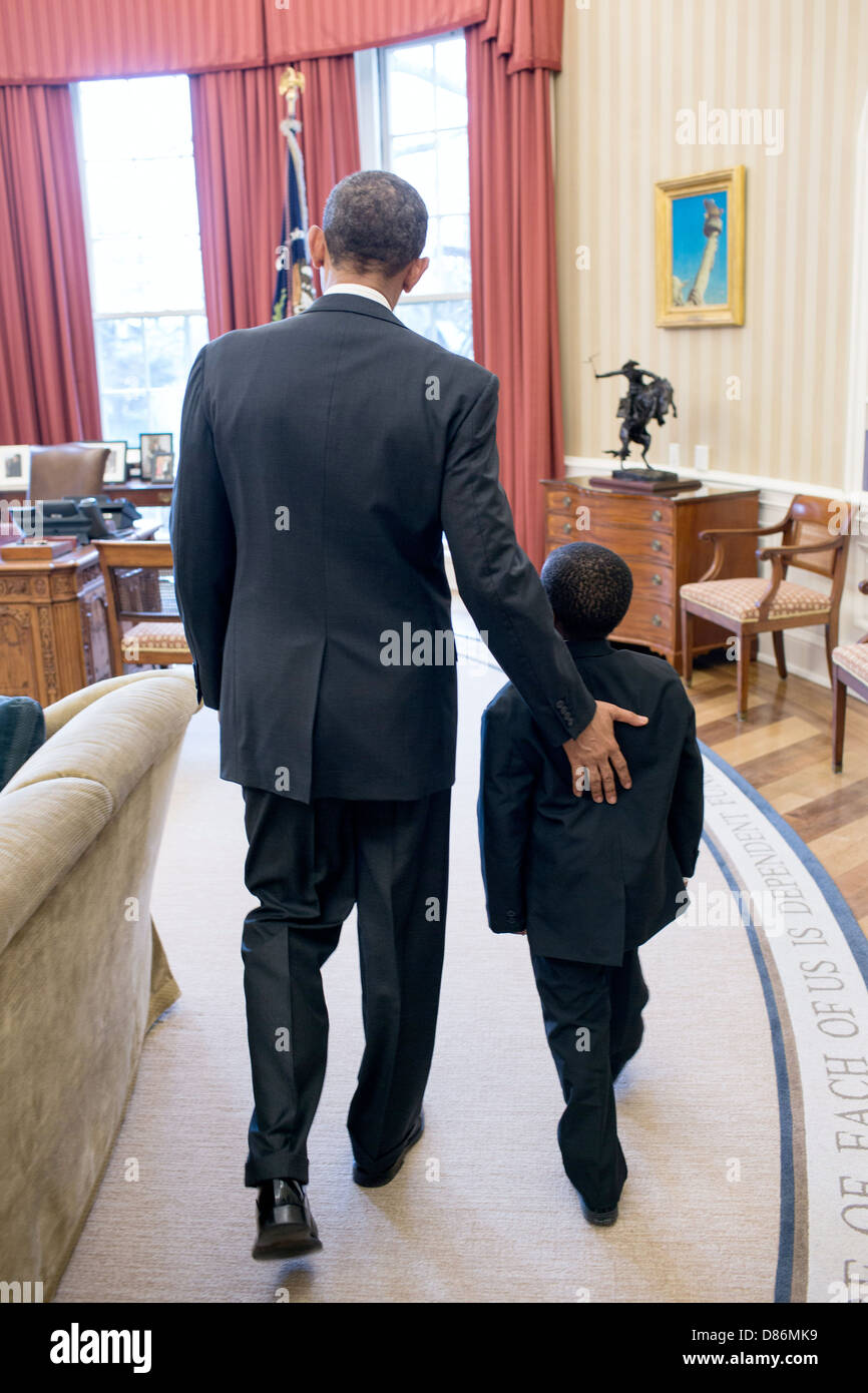 Le président américain Barack Obama se félicite de Robby Novak, connu sous le nom de Kid Président pour le bureau ovale, le 1 avril 2013 à Washington, DC. Novak est un enfant comédien et sensation de l'internet. Banque D'Images