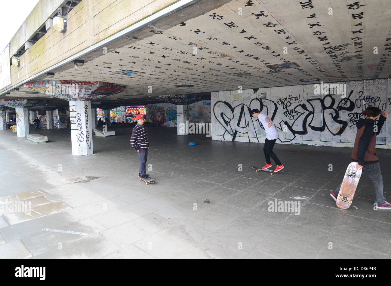 Les patineurs à l'aide d'un skate parc à Southbank, Londres. Le parc est sous la menace du réaménagement. Banque D'Images