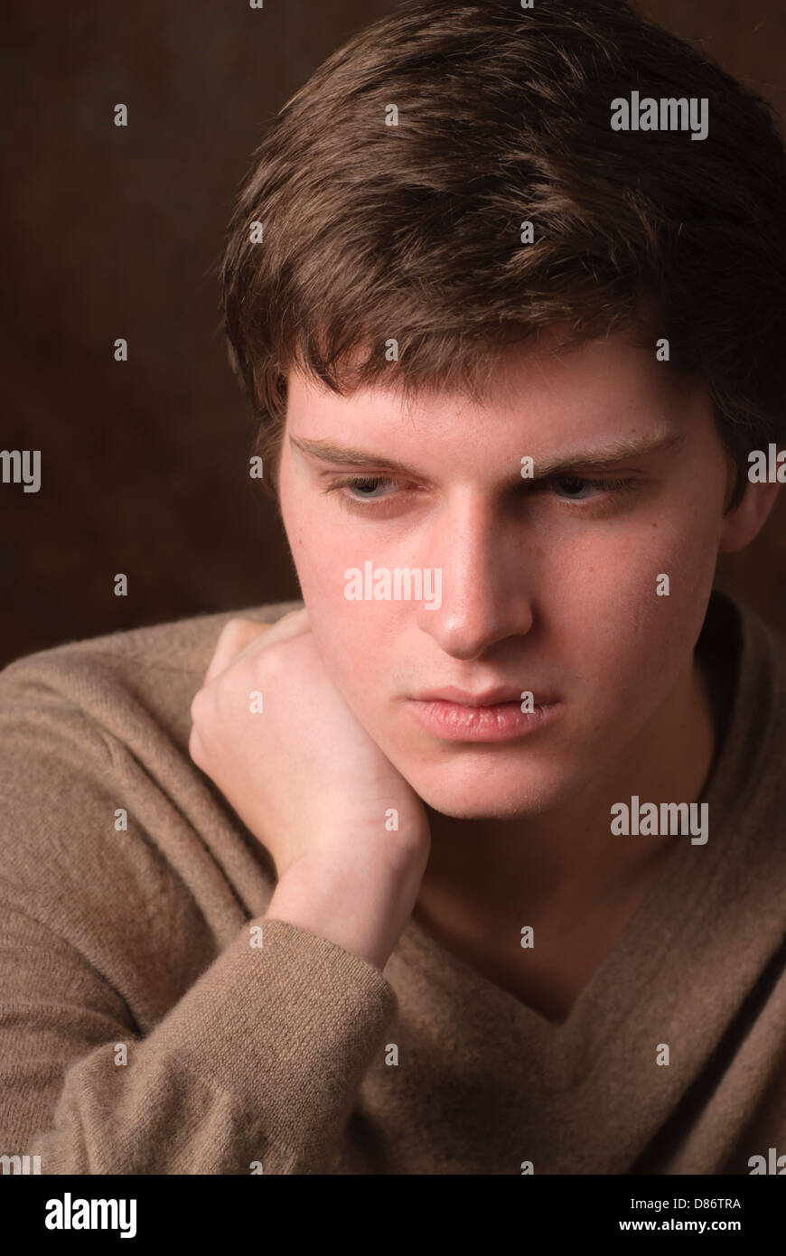 En attente de l'adolescence en difficulté seul dans studio shot Banque D'Images