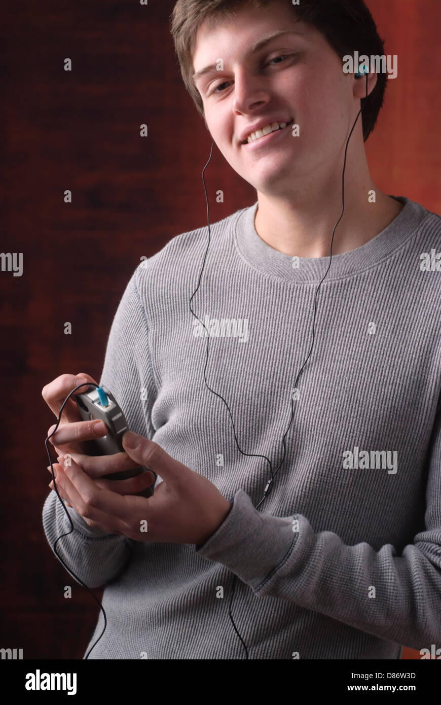 Jeune homme chanter avec la musique sur un iPhone. Banque D'Images