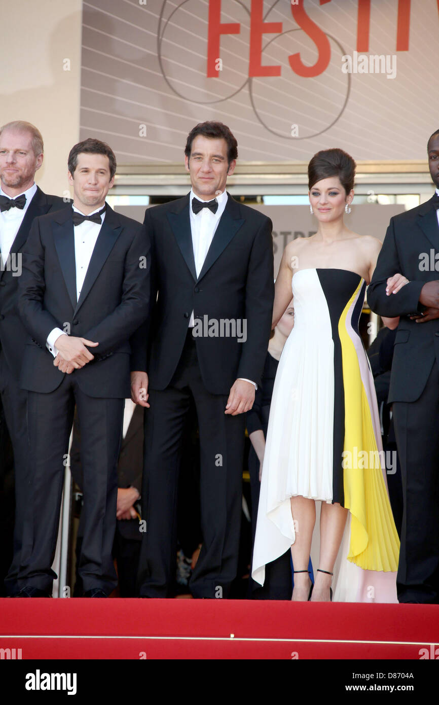 Cannes, France. 20 mai 2013. Acteur Noah Emmerich, directeur Guillaume Canet, acteurs Clive Owen et Marion Cotillard assister à la première de "liens de sang" au cours de la la 66e Festival International du Film de Cannes au Palais des Festivals de Cannes, France, le 20 mai 2013. Photo : Hubert Boesl/dpa/Alamy Live News Banque D'Images
